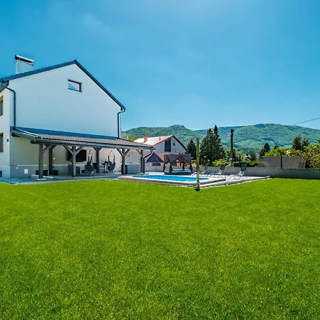 Apartman Jizerske Hory Luxury * הייניצה